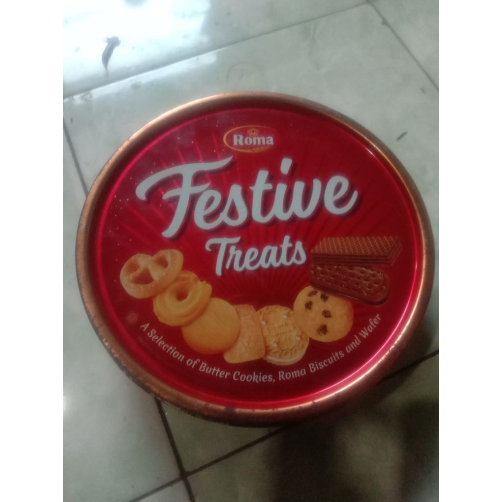 kaleng bekas biskuit