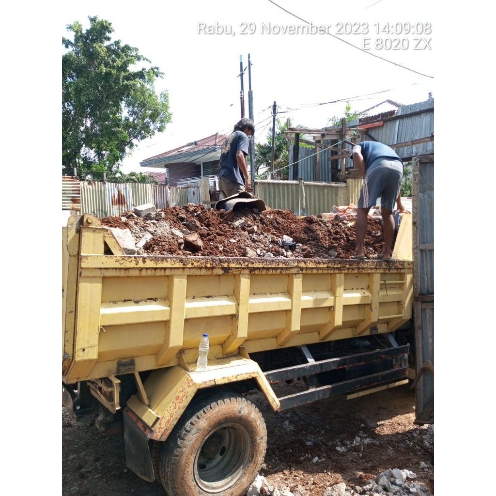 urukan tanah campuran puing