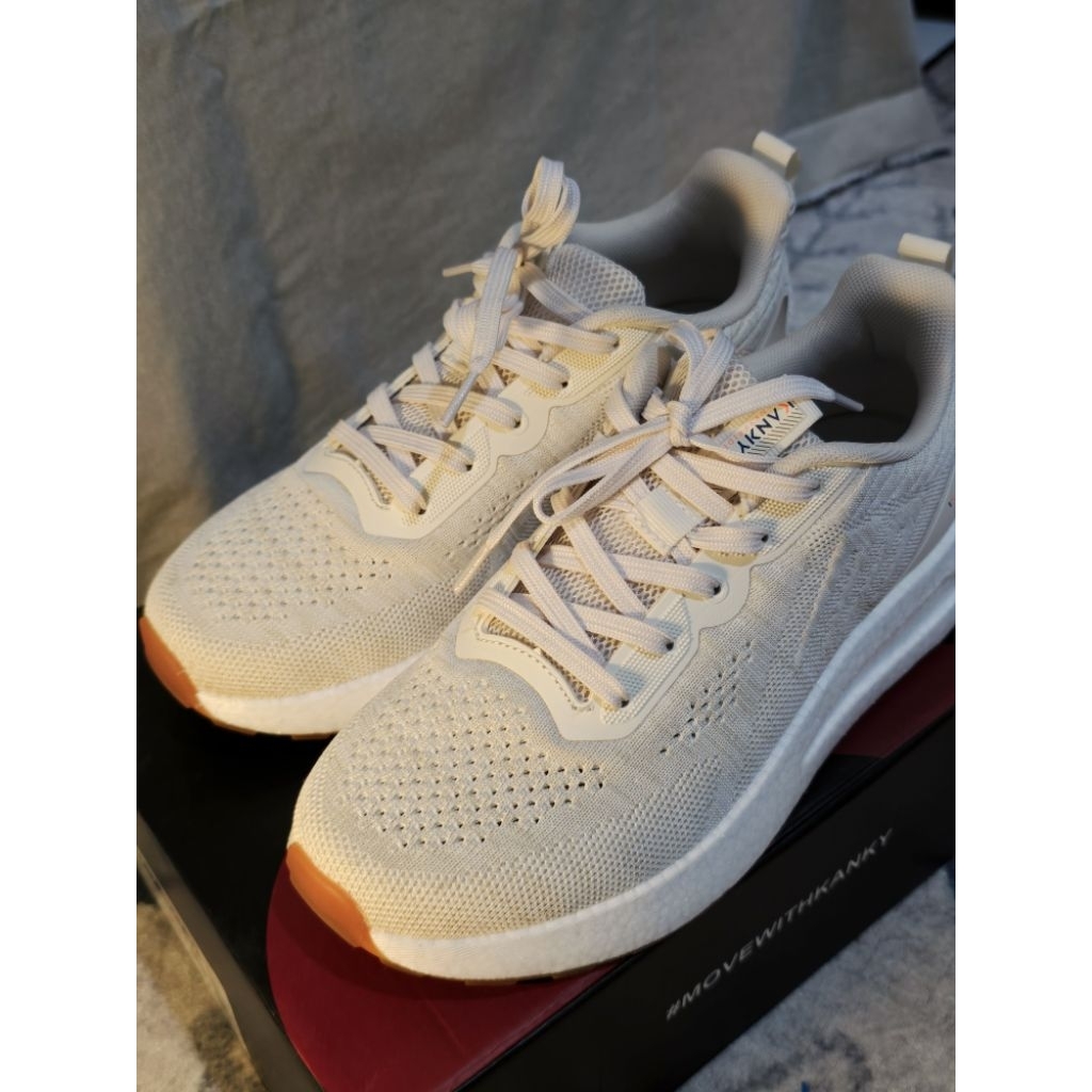 [preloved like new] Sepatu Running Kanky Story Honjo size 38 variasi Beige