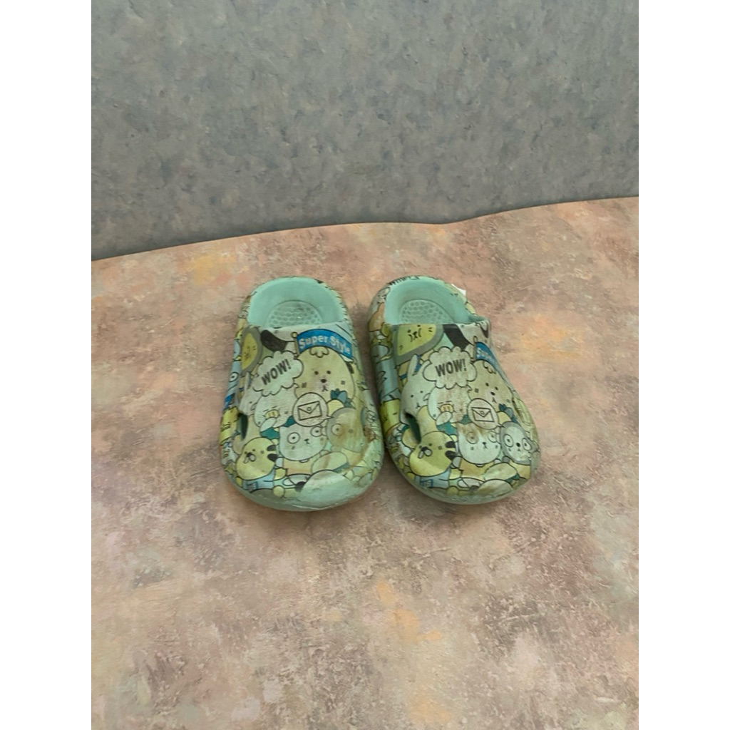 PRELOVED sendal anak motif kartun bahan karet