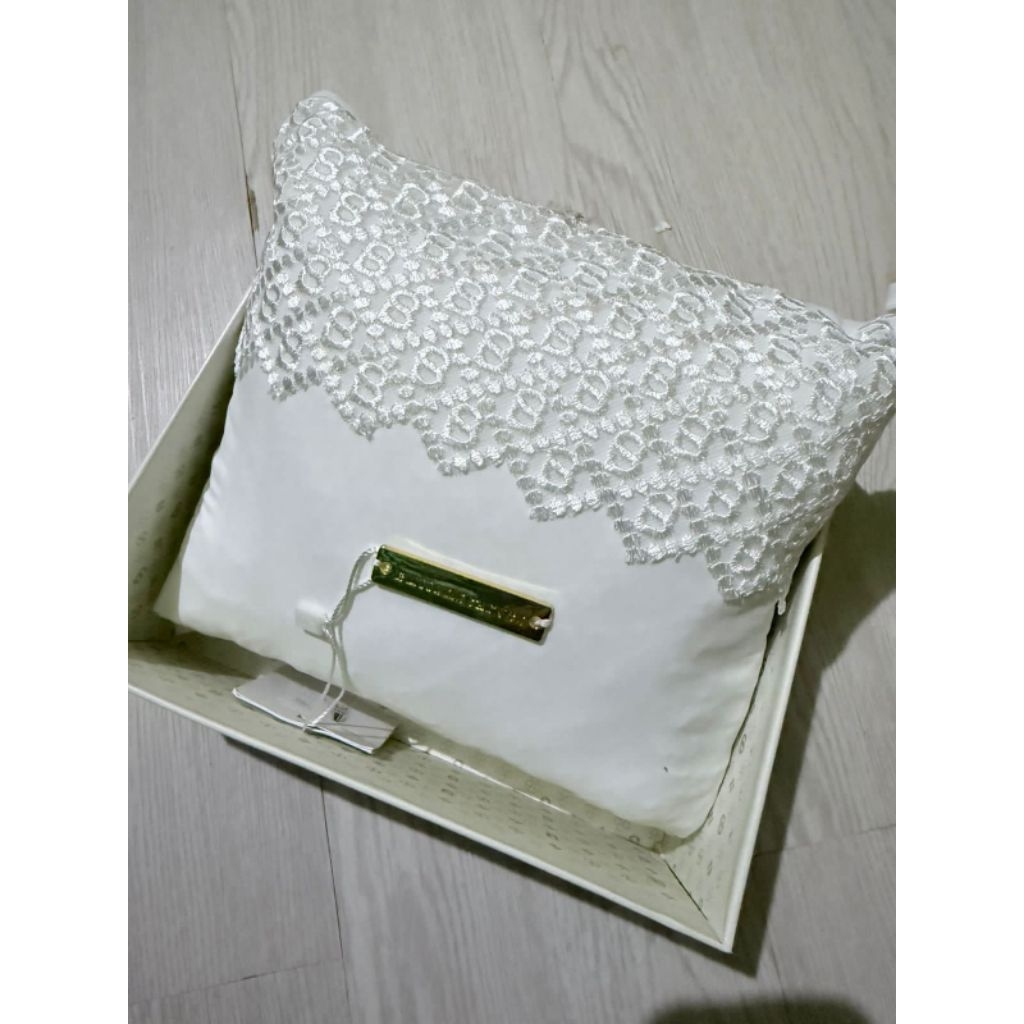 signature lace prayer Buttonscarves warna putih tanpa box