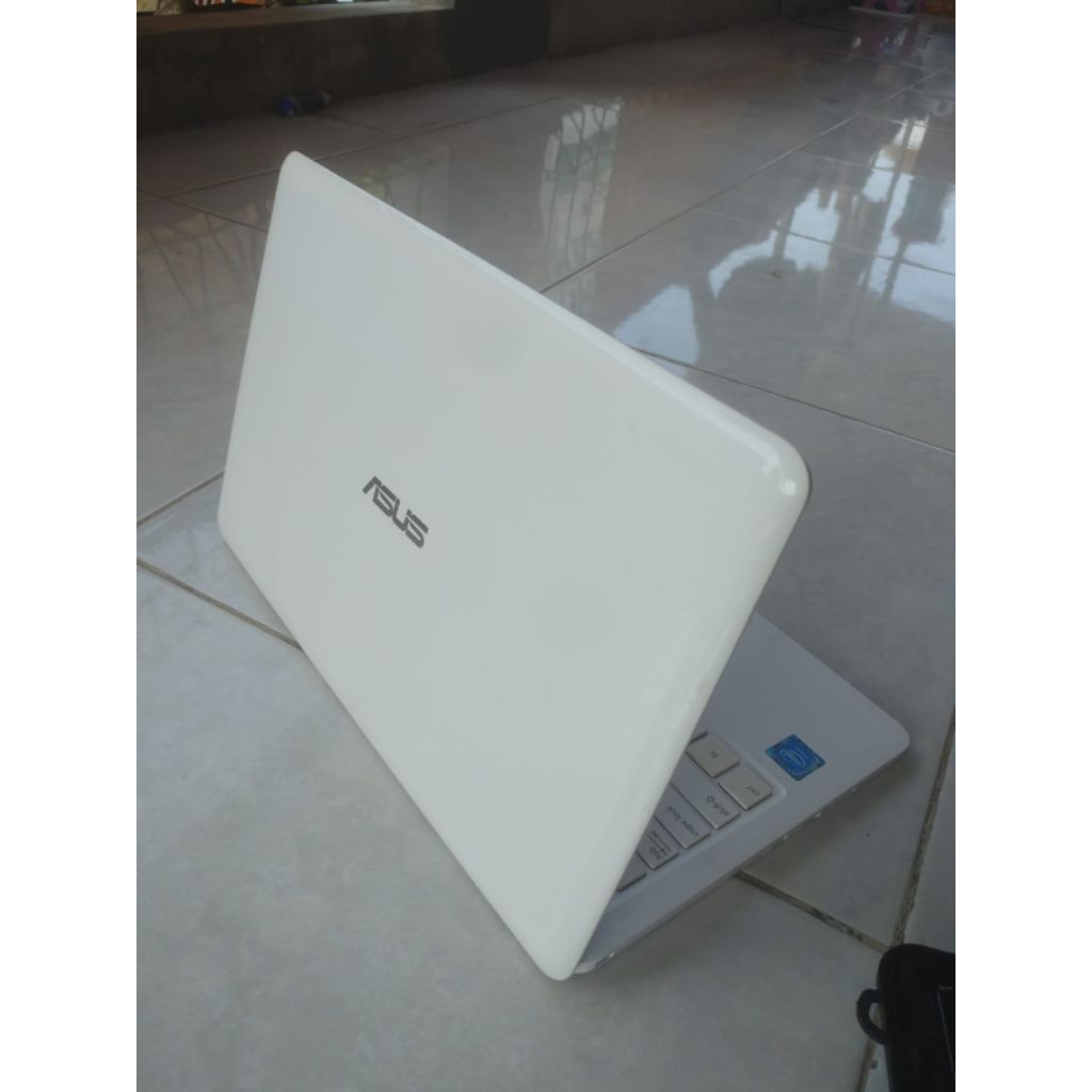 Casing Netbook Asus E202s (BEKAS)