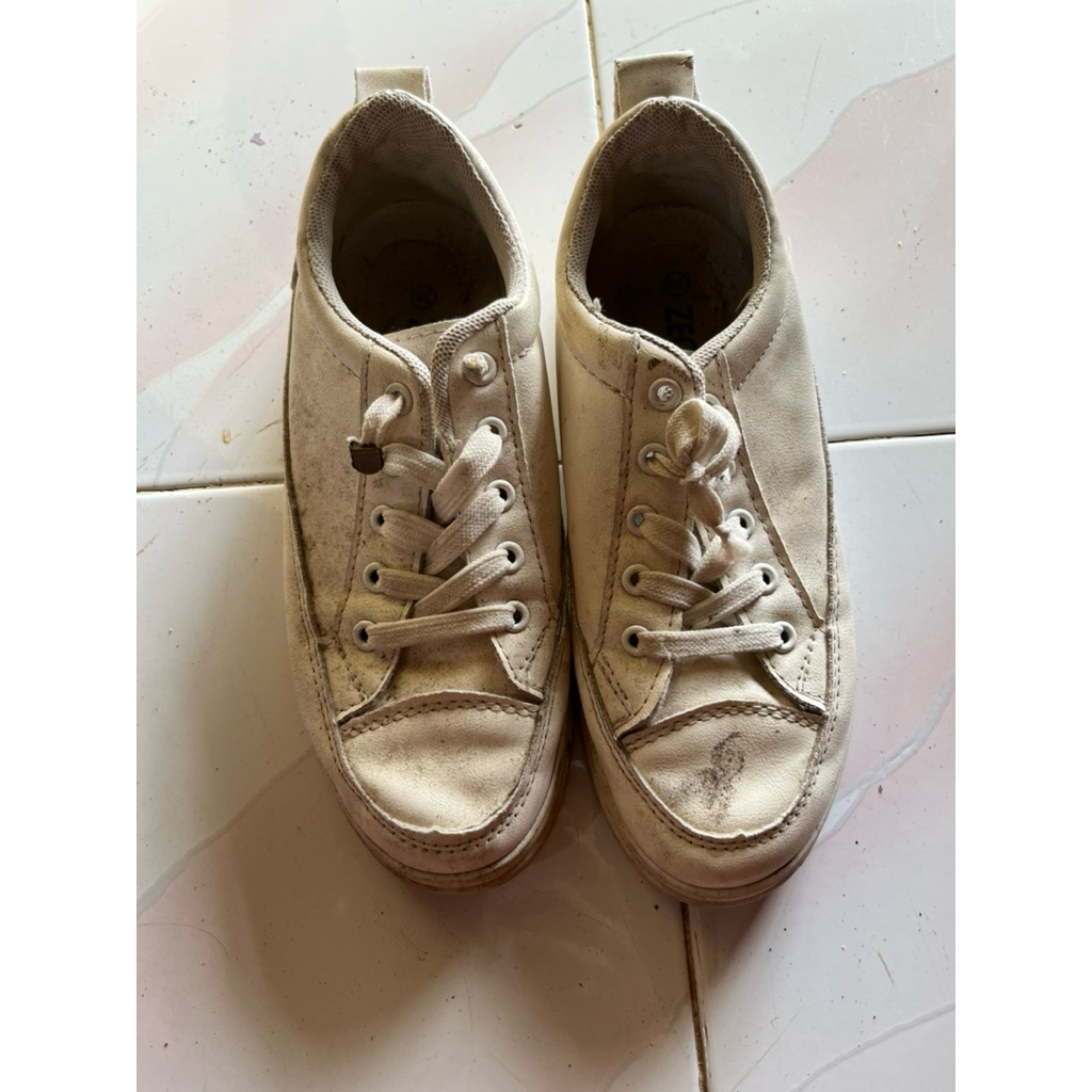 preloved sneakers putih size 36