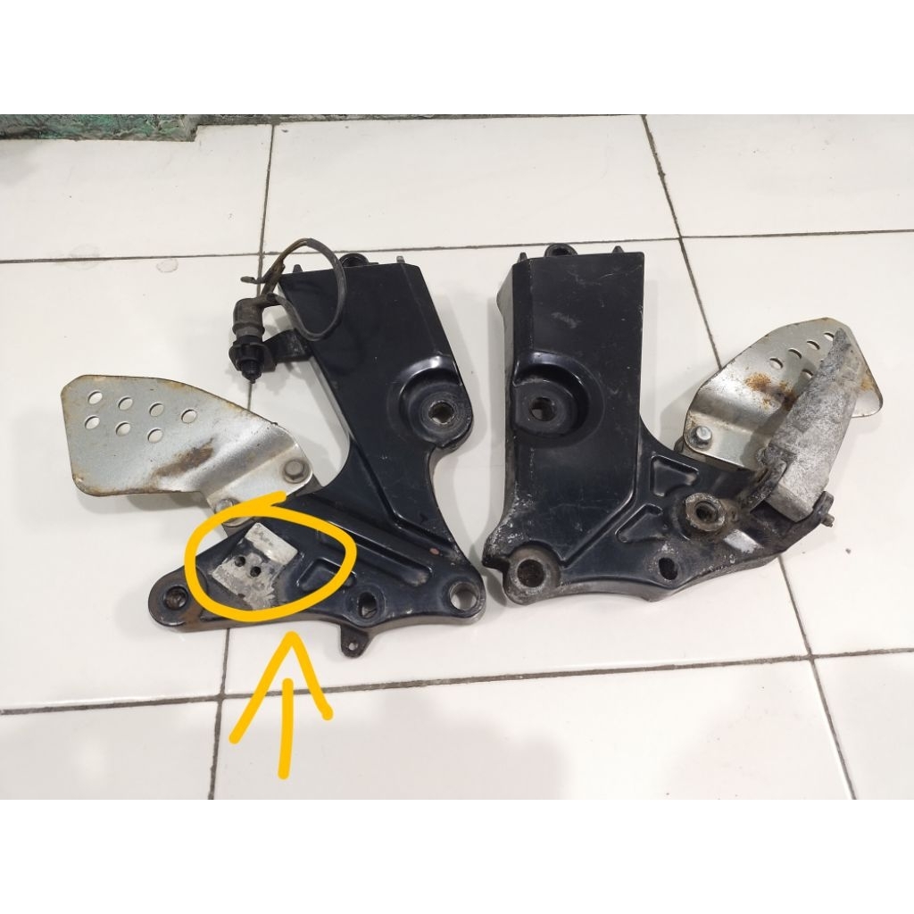 Dudukan footstep depan Yamaha Byson karbu original 2nd lepasan motor
