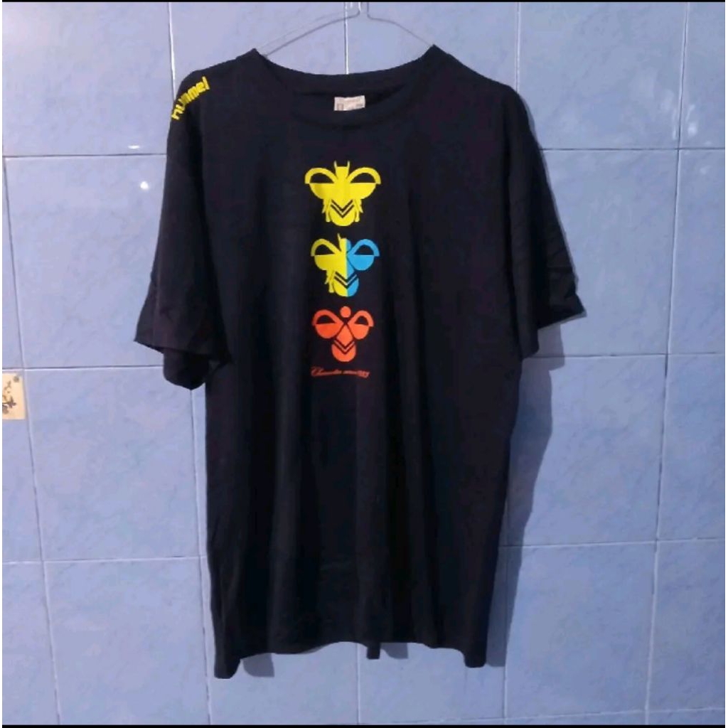 kaos olahraga Hummel 3 logo di depan