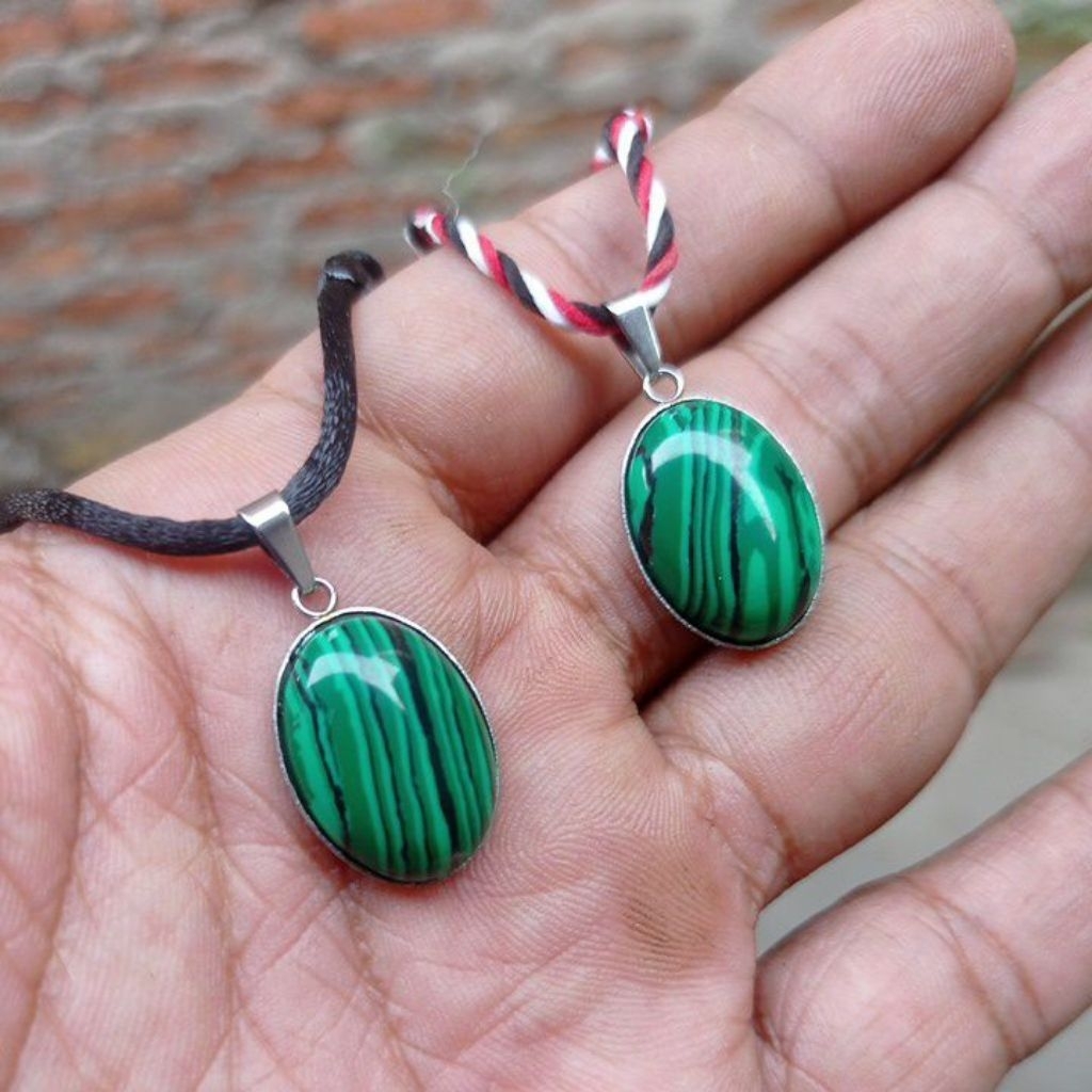 kalung tali hitam dan tridatu batu akik malachite