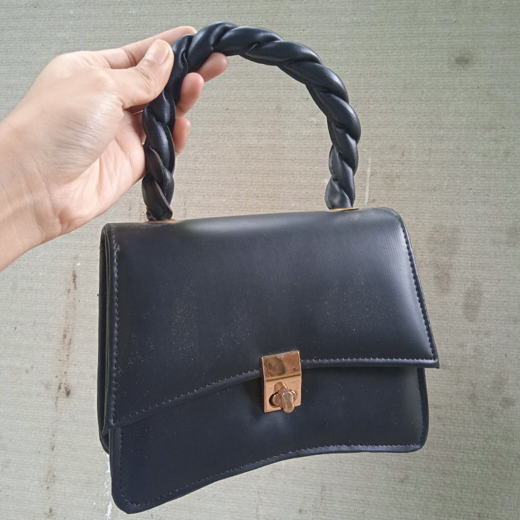Tas Selempang Wanita Simple Elegan / Tas Selempang Wanita Simple