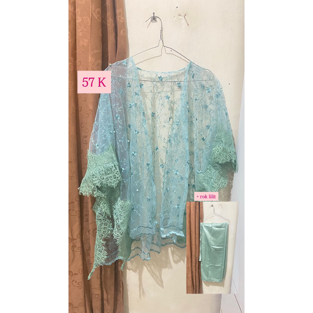 Outer Kebaya dan Rok Lilit Wanita