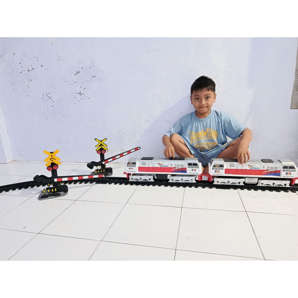 mjniatur 2 kereta api cc206 bermesin + 2 palang pintu+ rel dan batrai cass