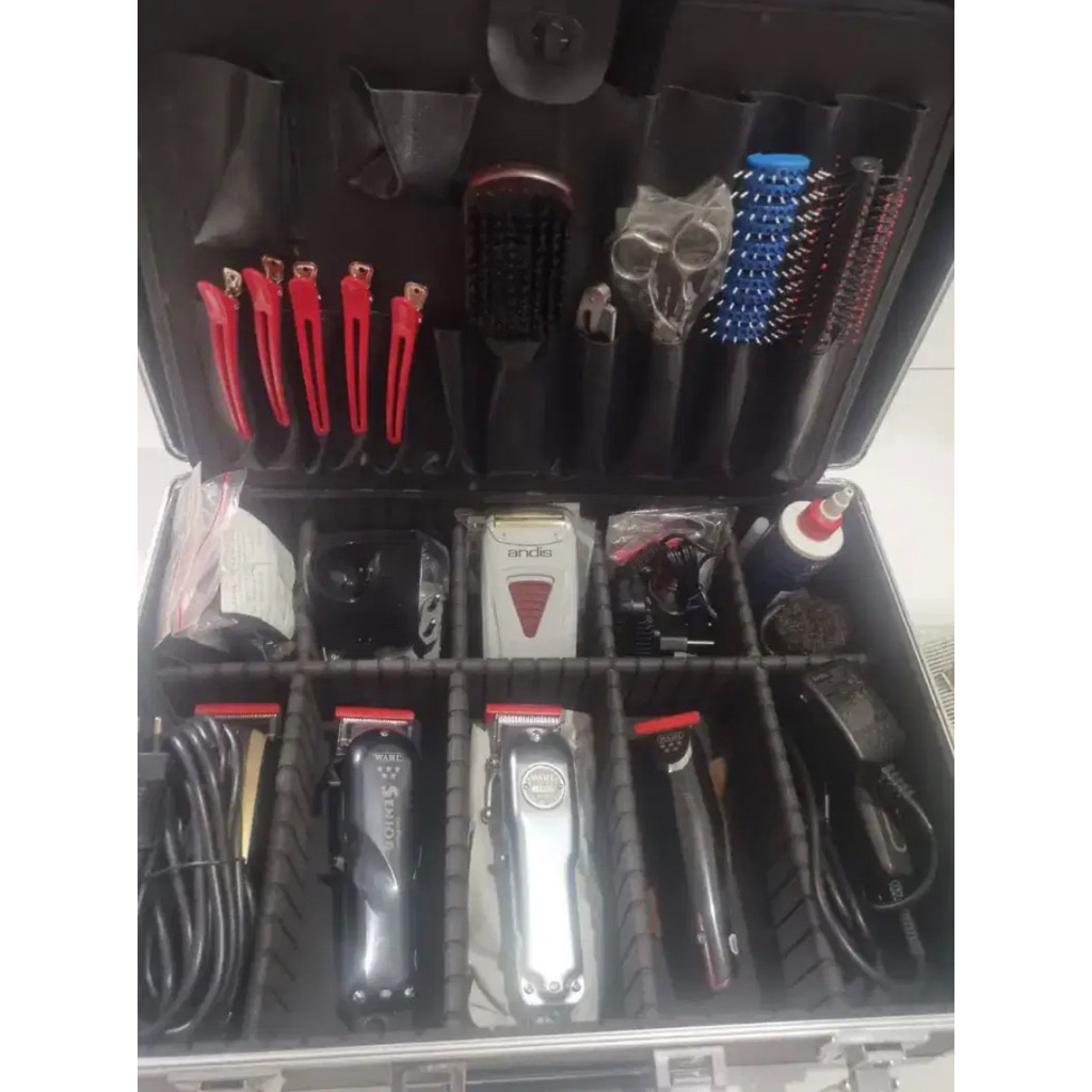 Satu set alat perlengkapan Barbershop