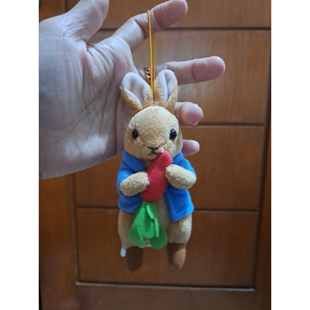 Keychain peter rabit bawa wortel