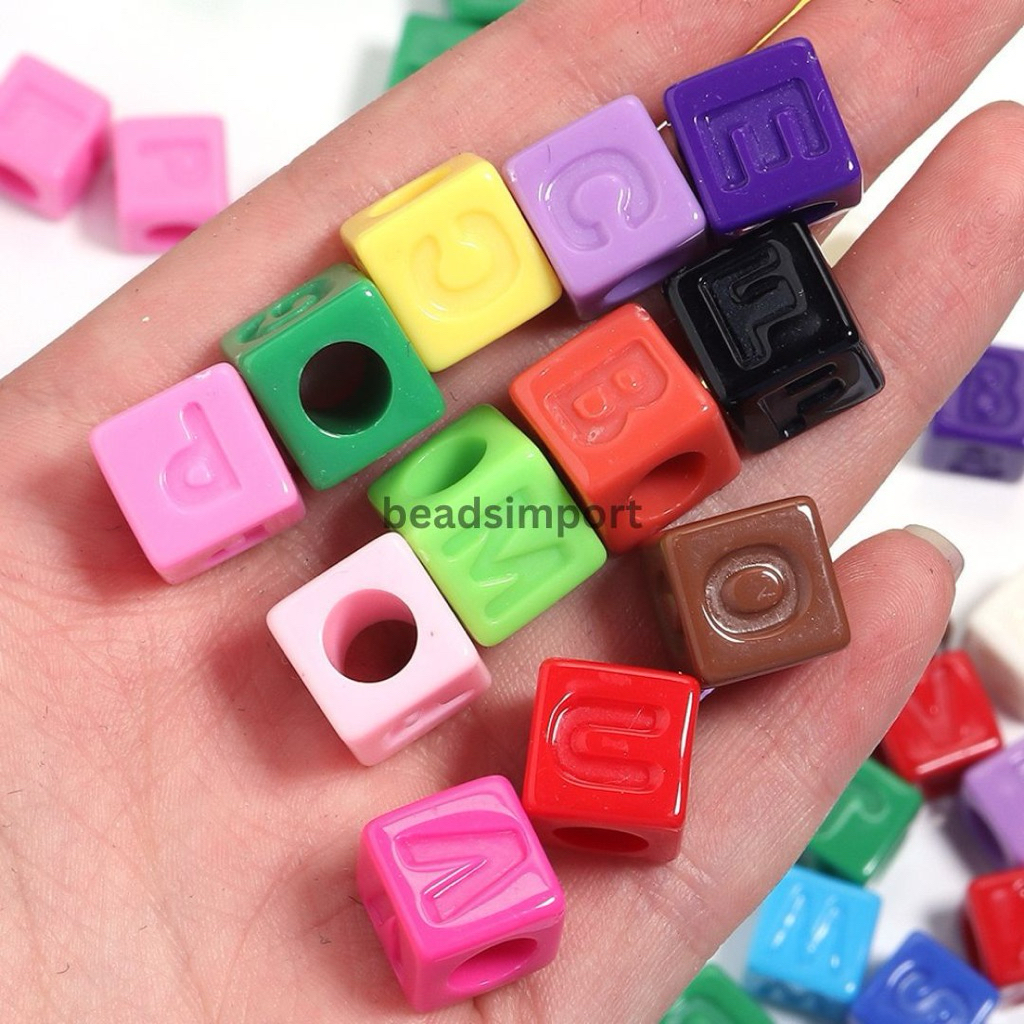Manik lubang besar huruf kotak untuk paracord