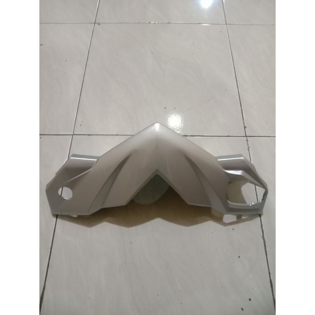 batok depan beat karbu warna silver. cover batok totok lampu depan beat karbu