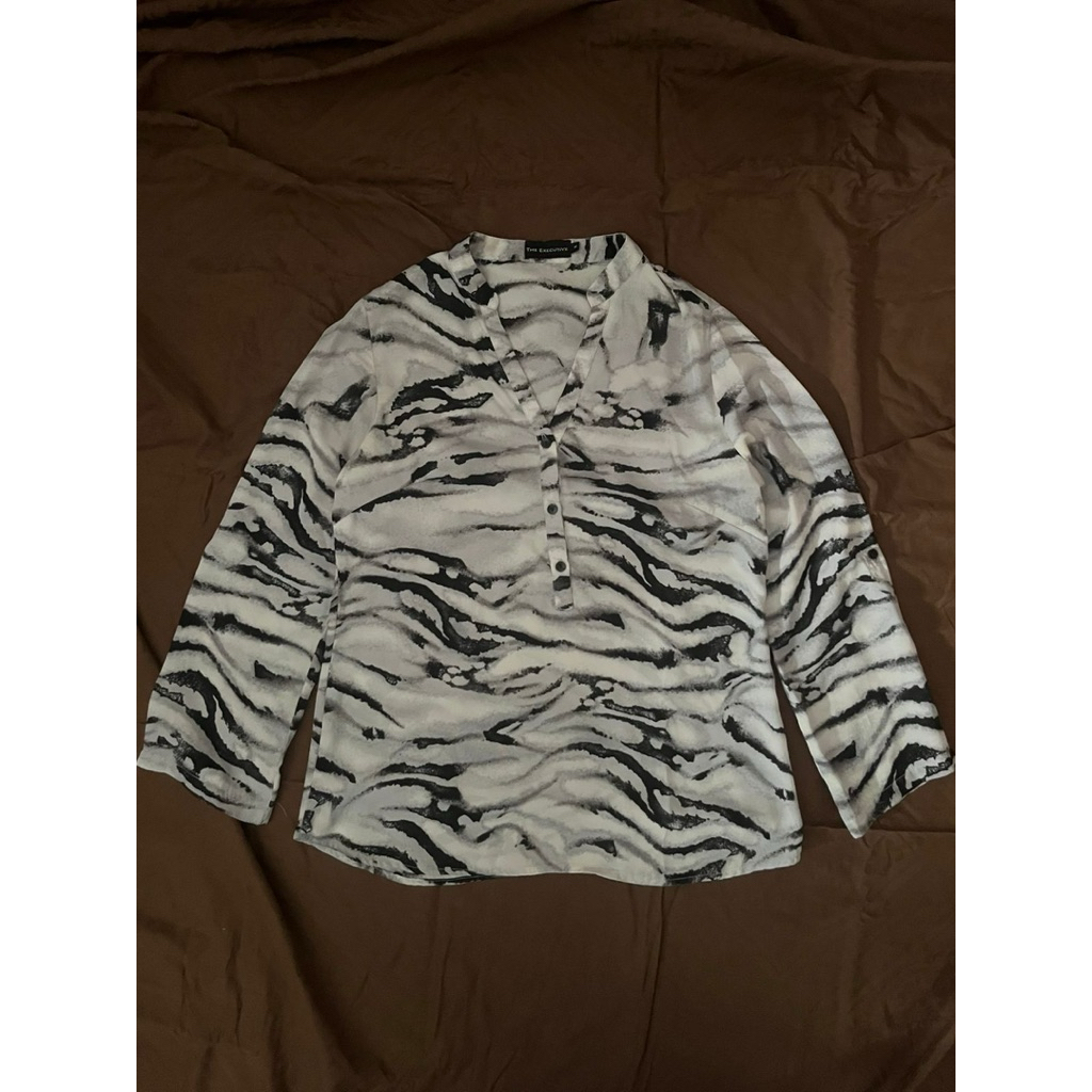 Preloved blouse motif zebra the executive
