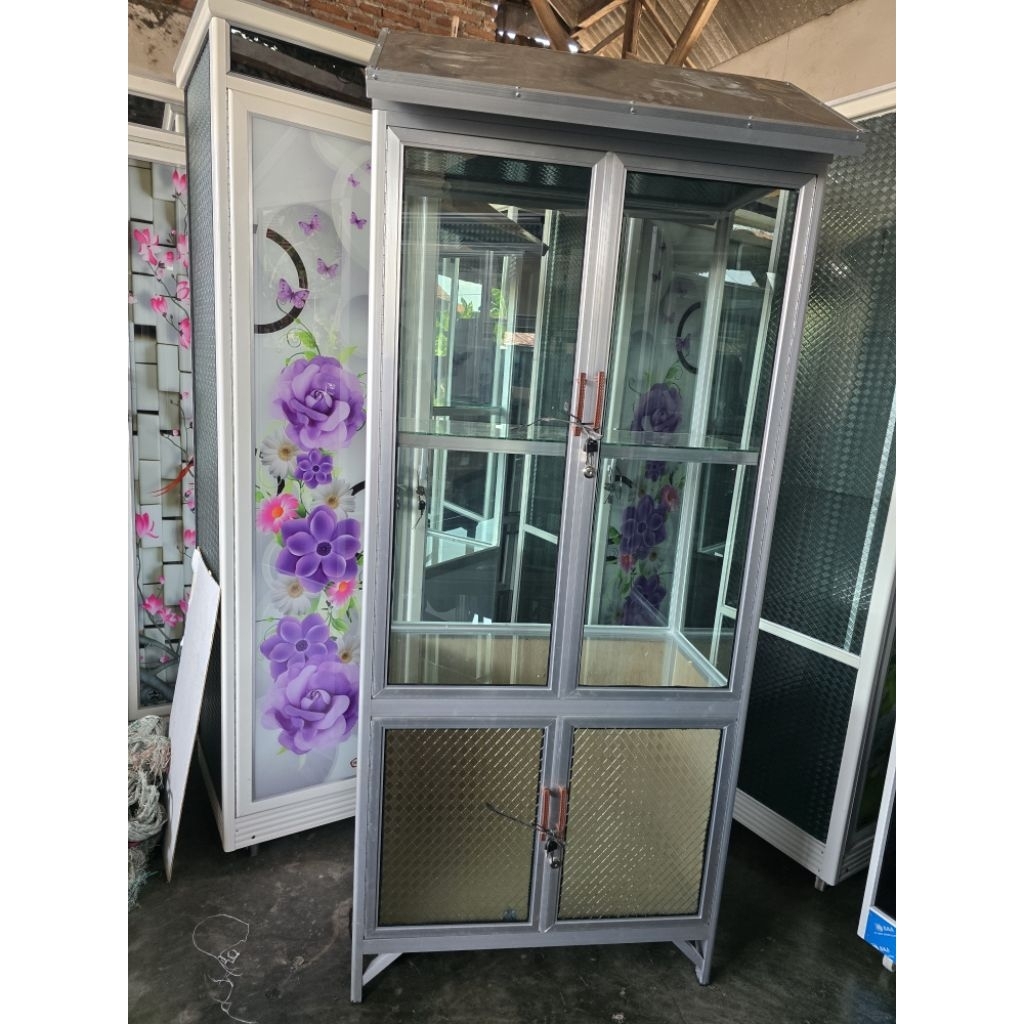 etalase tempat bensin istimewa