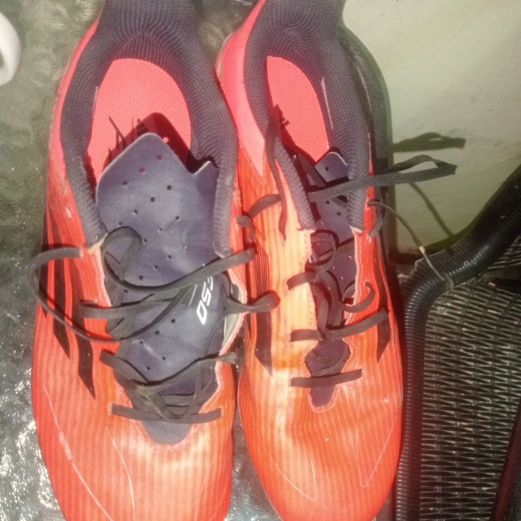 sepatu bola bekas