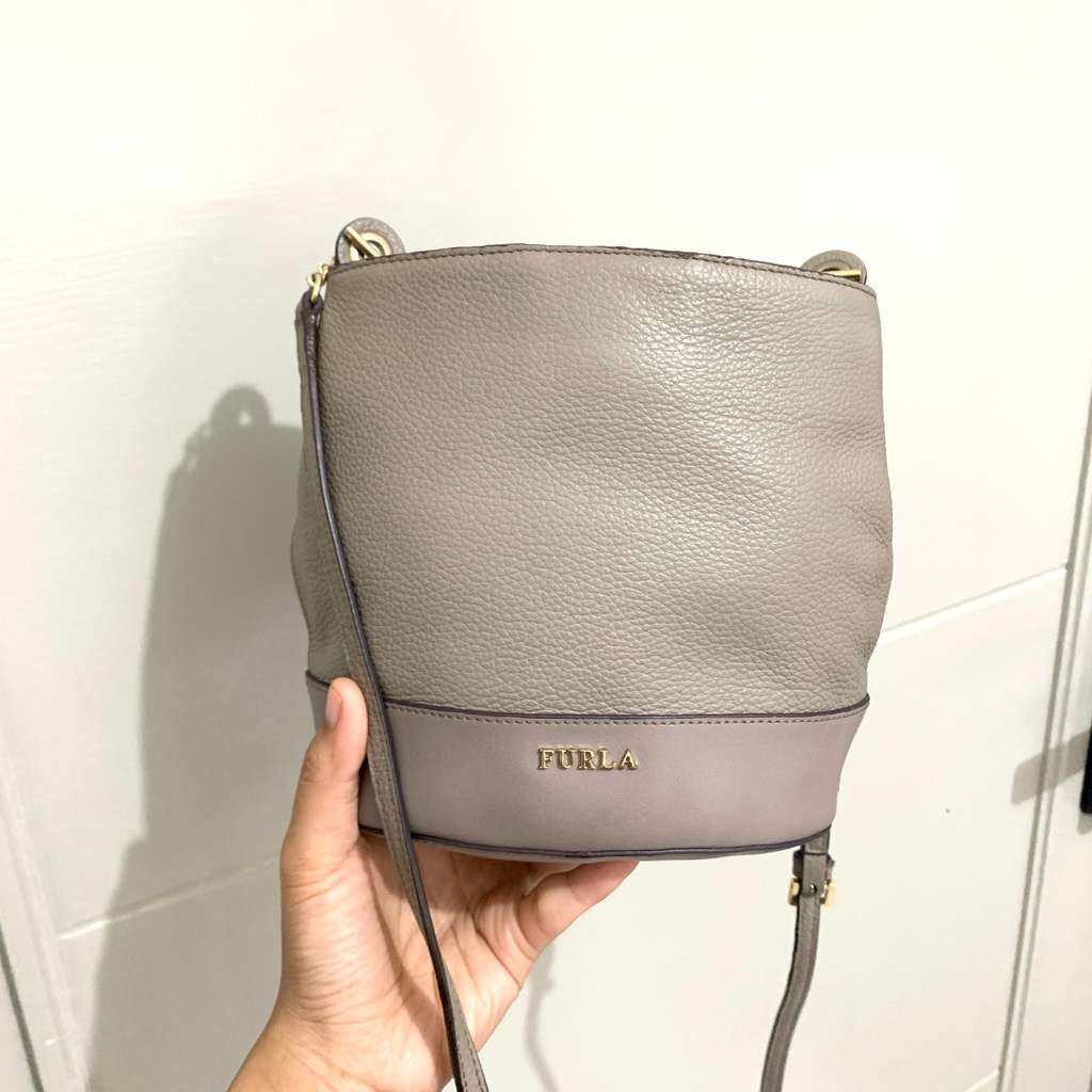 Preloved Tas Furla Dori Bucket Crossbody Bag Grey Authentic Original
