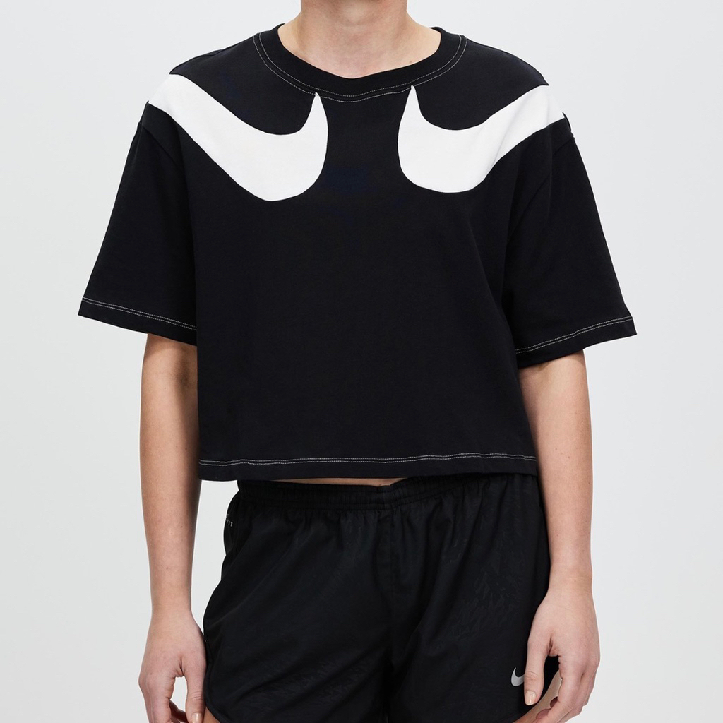 NIKE DOBLE SWOOSH CROPPED TEE