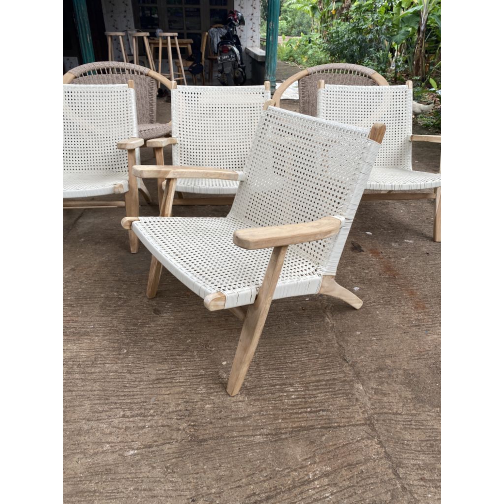 Kursi Malas Berlengan Rotan Sintetis Putih