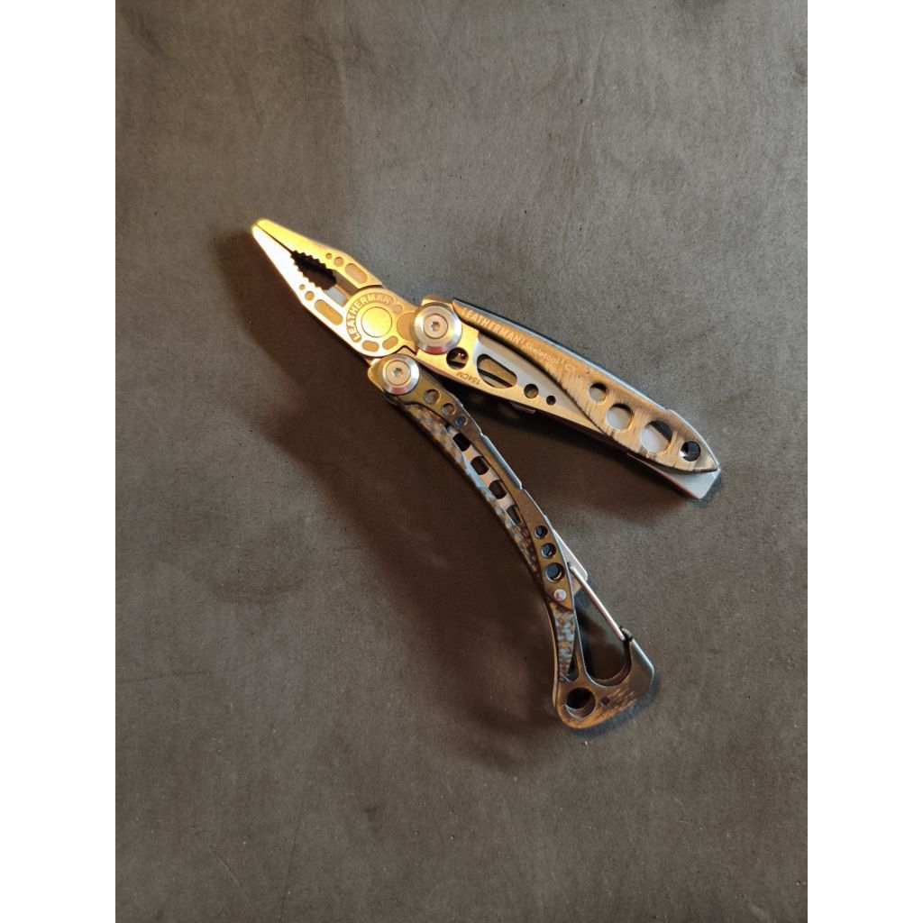 Leatherman Skeletool CX. warna black aksen Carbon fibre. blade 154CM. terawat rapih tidak pernah d g