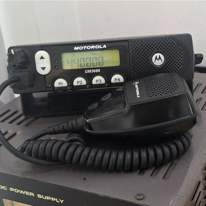 RIG MOTOROLA GM3688 UHF 403-440 Mhz  Second LIKE NEW