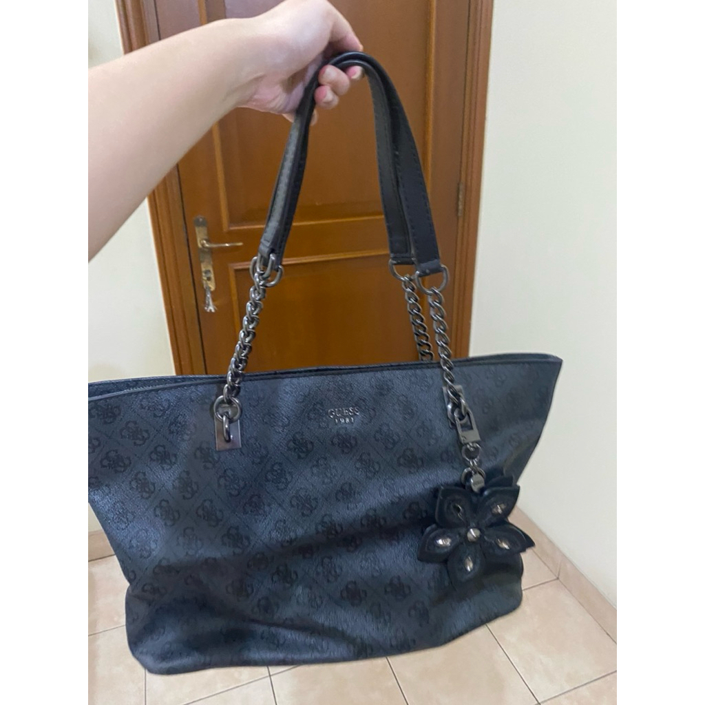 GUESS Vintage Shoulder Bag — G Logo Chain Collection | Tas Guess preloved