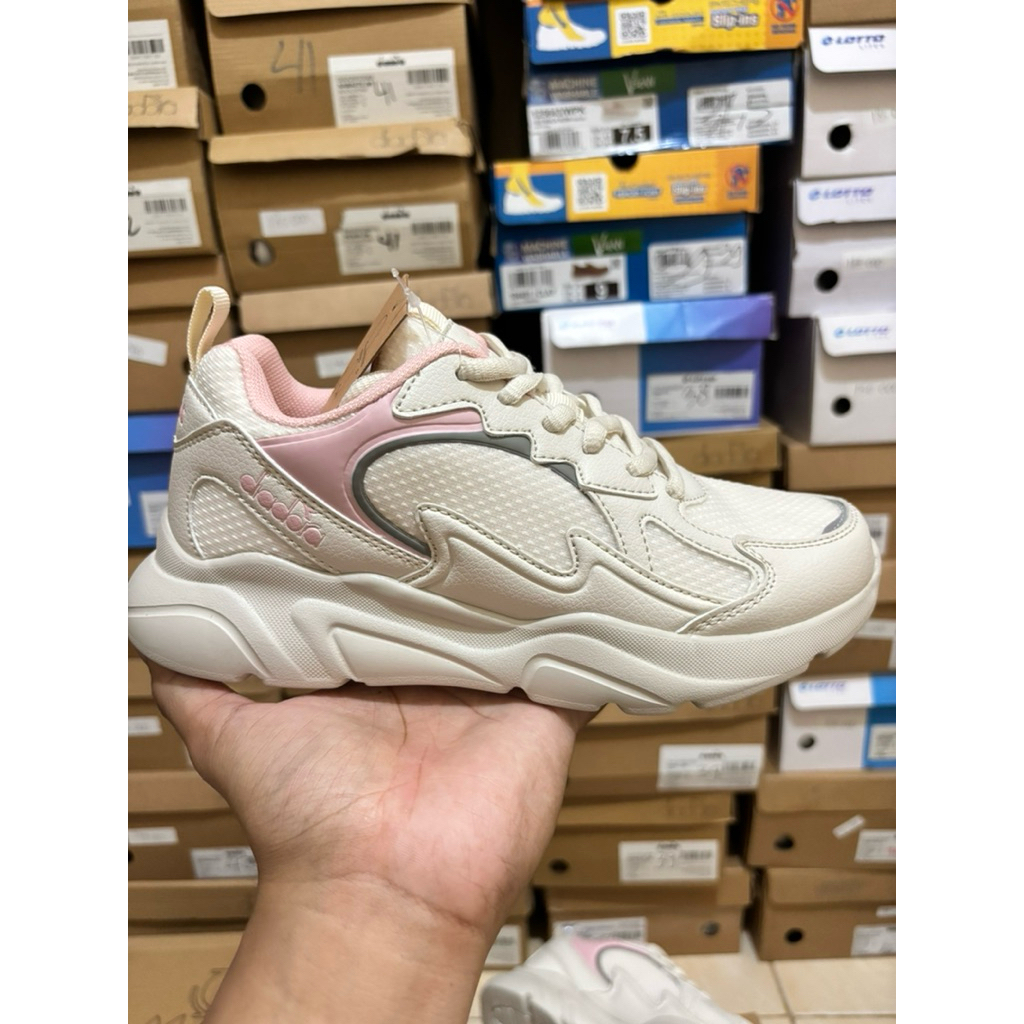 Sepatu Diadora Nakamura Women Warna Beige