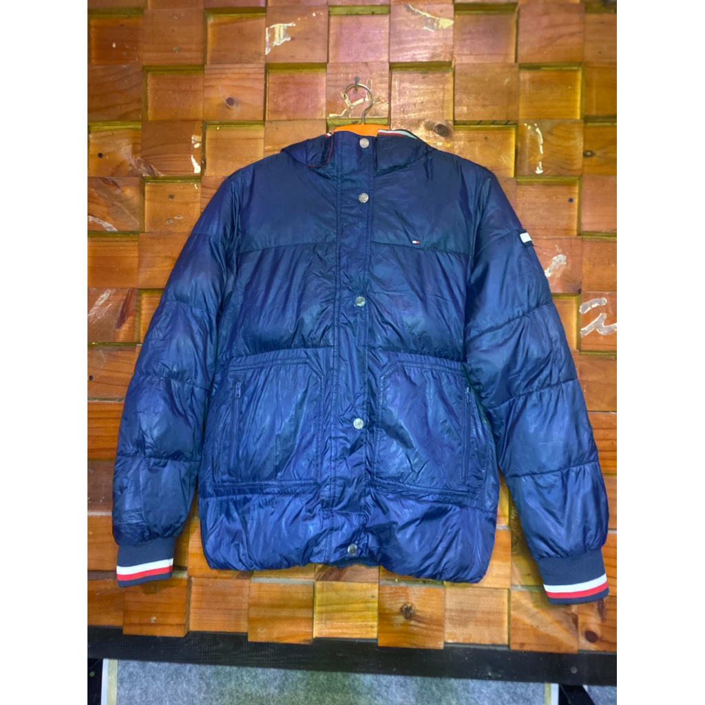 Jaket Puffer Tommy Hilfiger Pria Size L – Warna Navy, Tebal & Hangat, Kondisi Sangat Baik