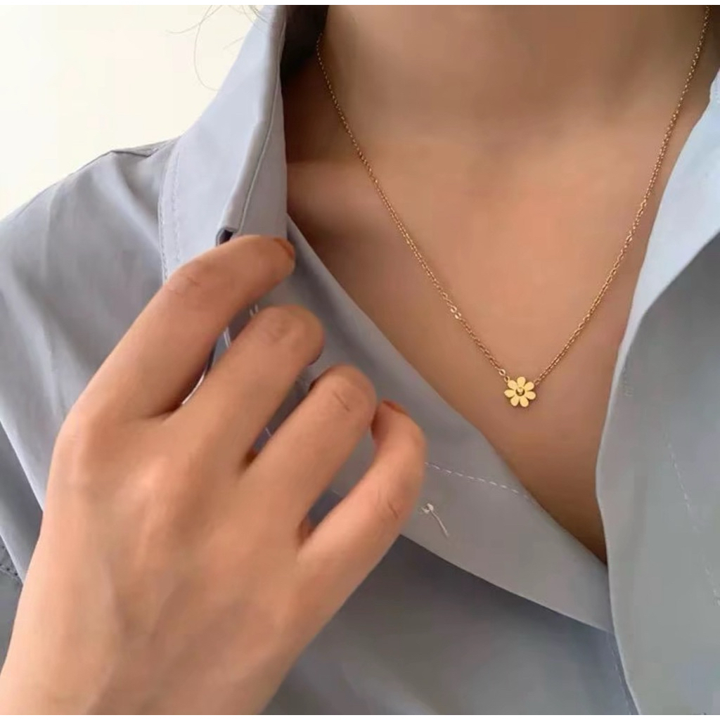 Kalung Titanium Bunga Daisy Aksesoris Wanita Elegan Simpel Mewah Kekinian