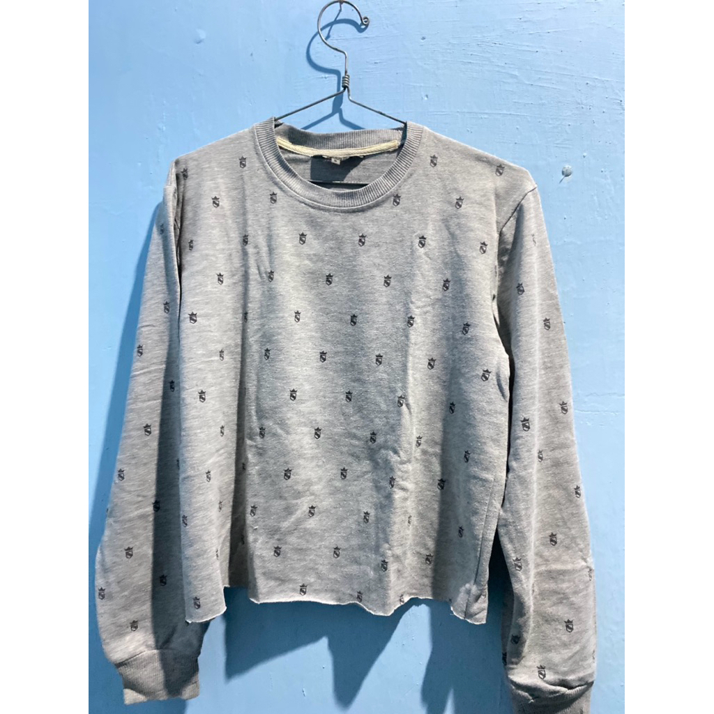 preloved sweater merk details