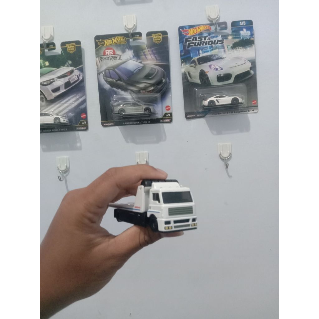 Hotwheels truk towing Nissan.