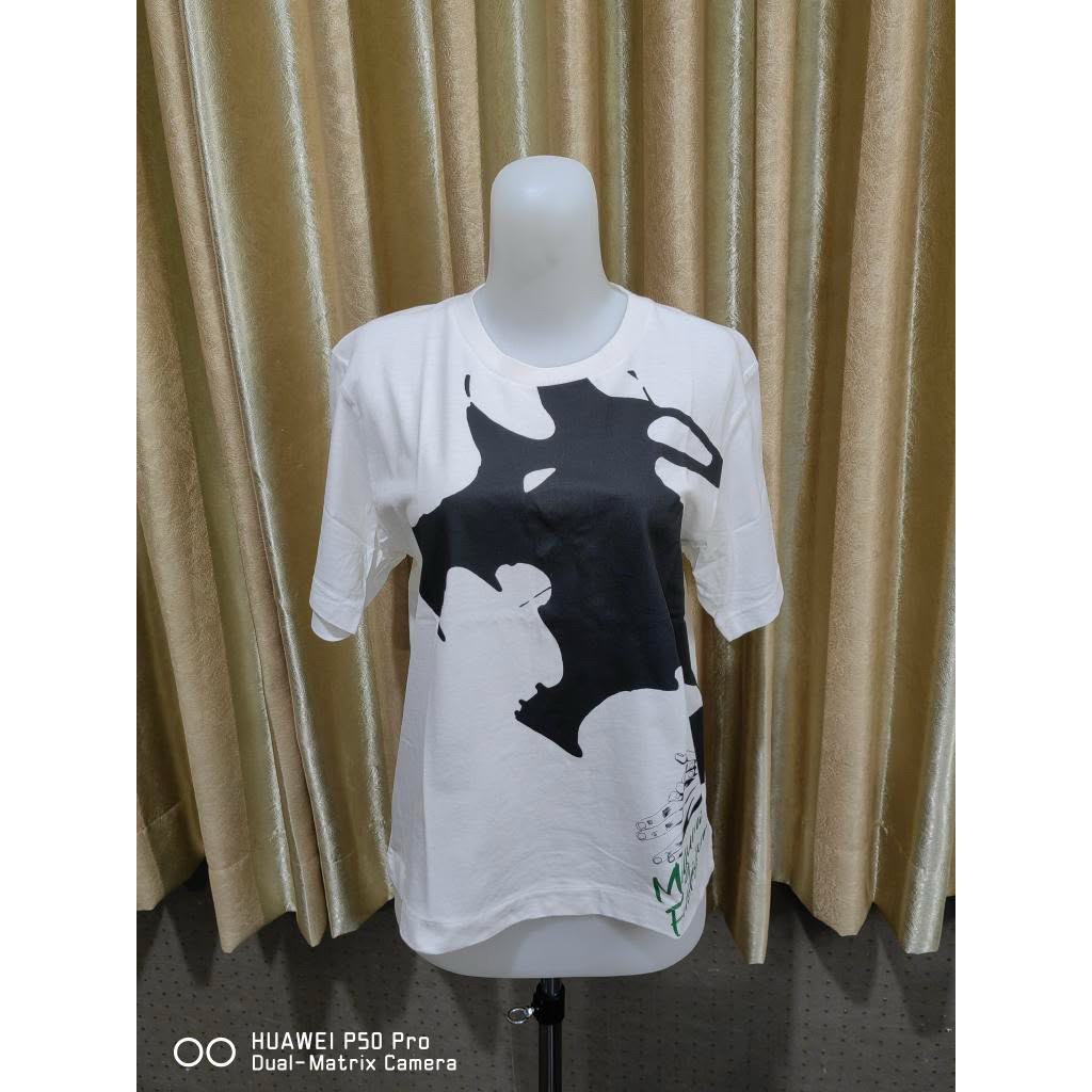 UNIQLO Jujutsu Kaisen shirt