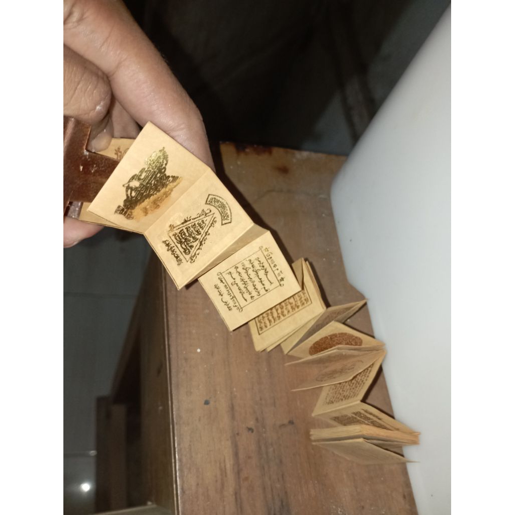 buku kitab Andarun lipatan tinta warna emas