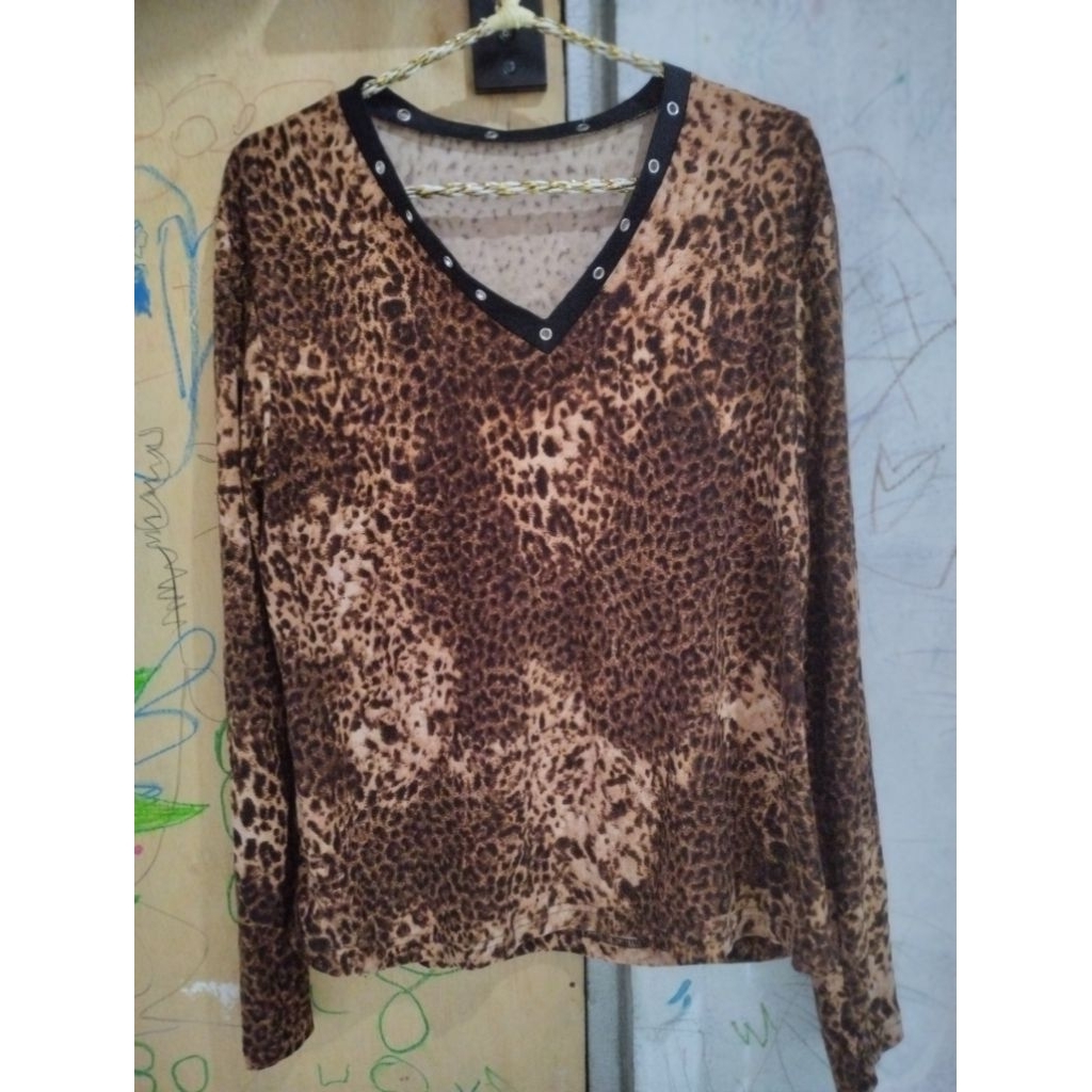 kaos pelon adem motif leopard V neck