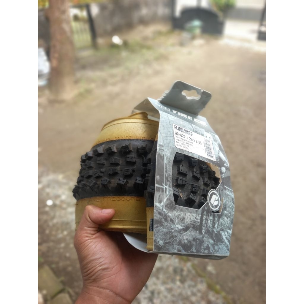 ban vee tire flow snap 29x235