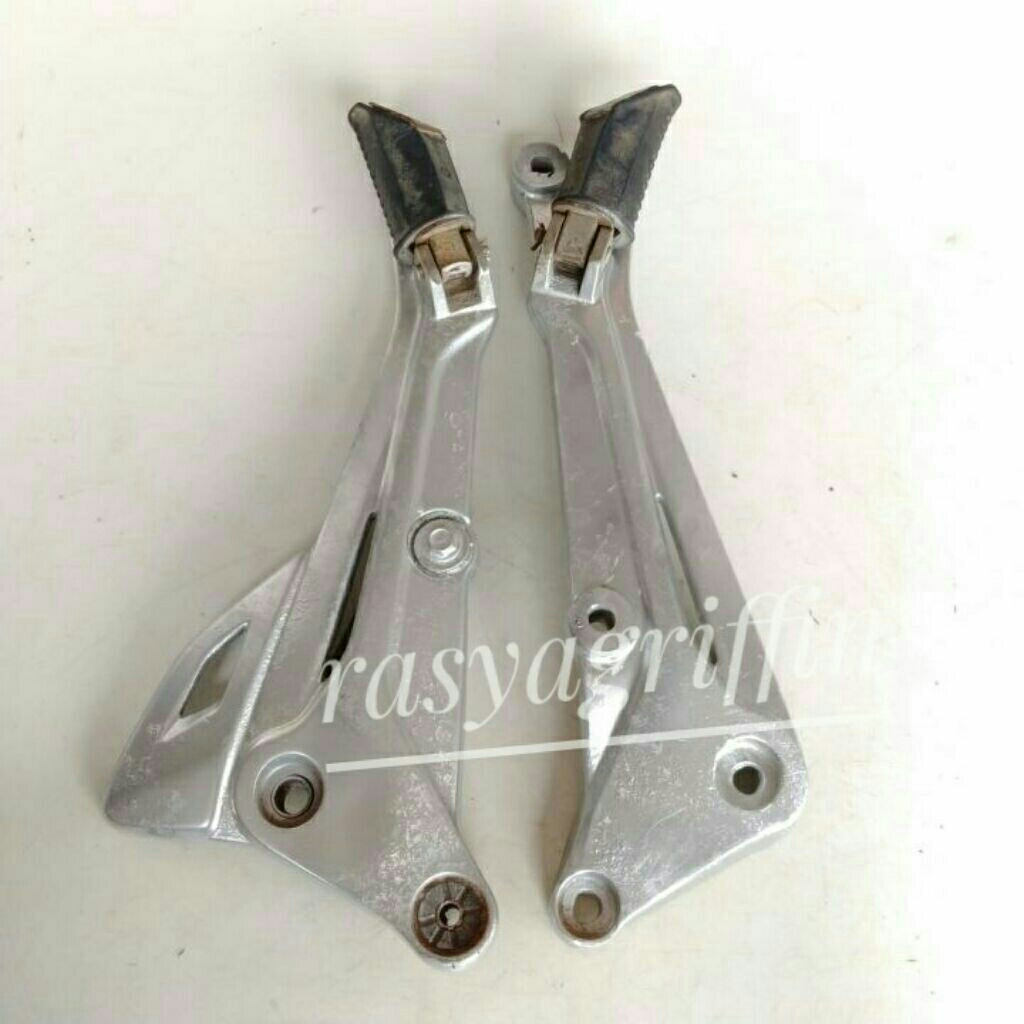 FOOTSTEP STEP BELAKANG SMASH TITAN original