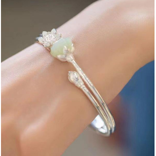 Gelang terbuka meniru batu giok Hetian dengan motif bunga teratai - gelang bergaya kuno