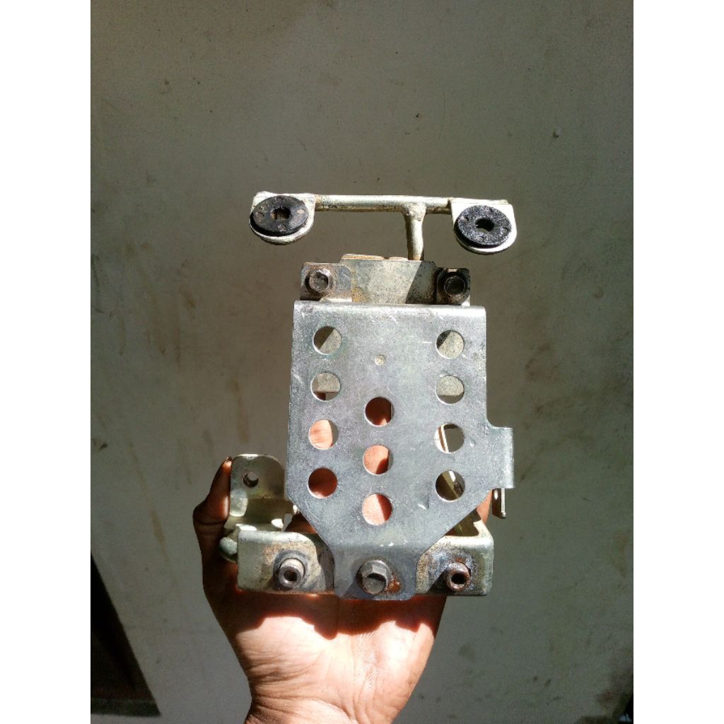 bracket tatakan dudukan cover body depan suzuki skydrive