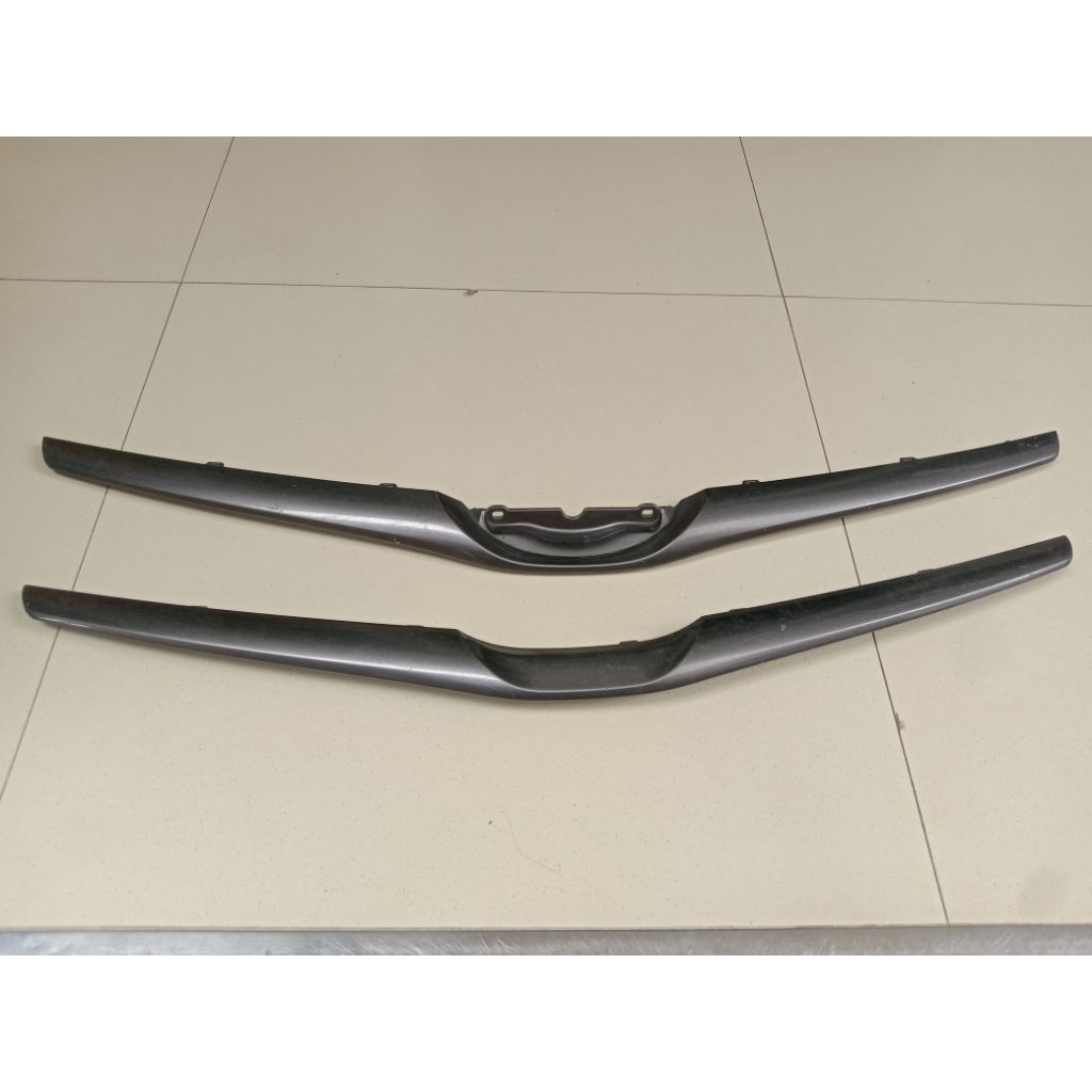 liss grill Innova 2010 original warna body