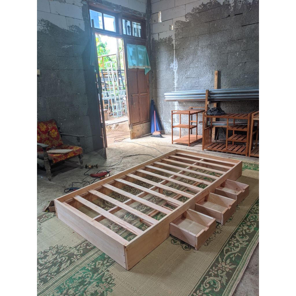 dipan kasur 3 laci kayu mahoni solid