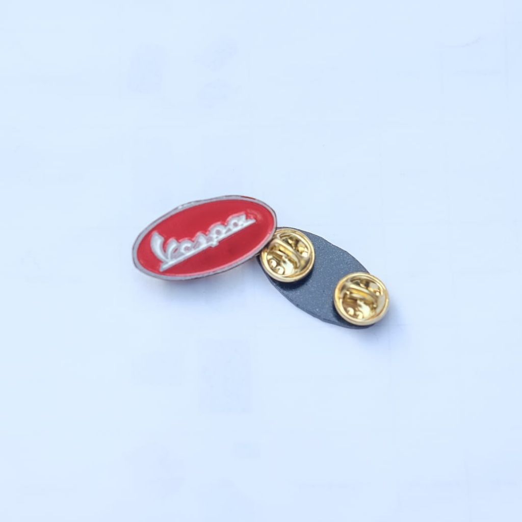 enamel pin Vespa logo merah