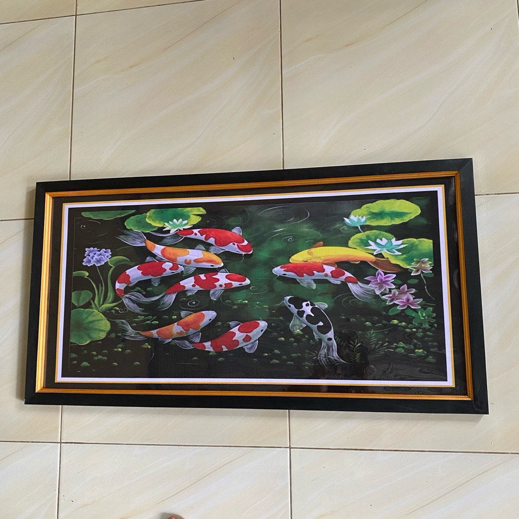 Hiasan dinding plus bingkai lukisan cetak gambar Ikan Koi ukuran jumbo 100x70cm