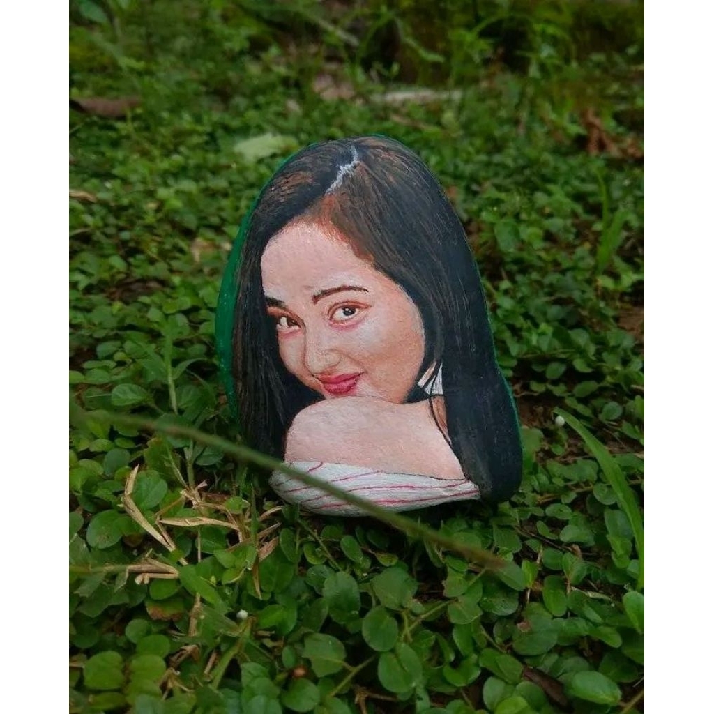 Ranty_Maria_lukisan_batu_membentuk_wajah_indah_pajangan