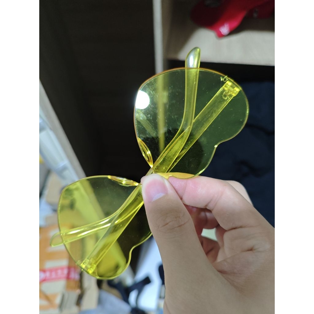 kacamata hati kuning