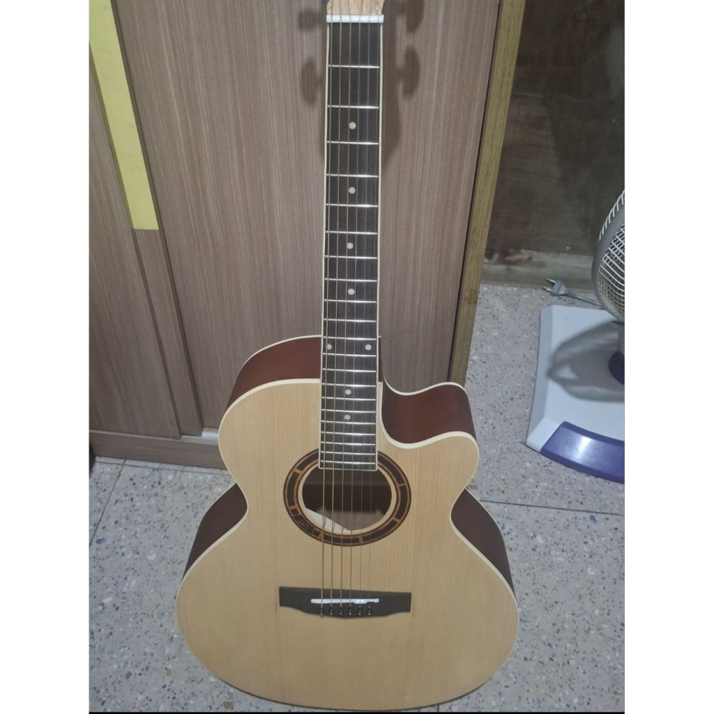 Gitar akustik Jr Sanjaya