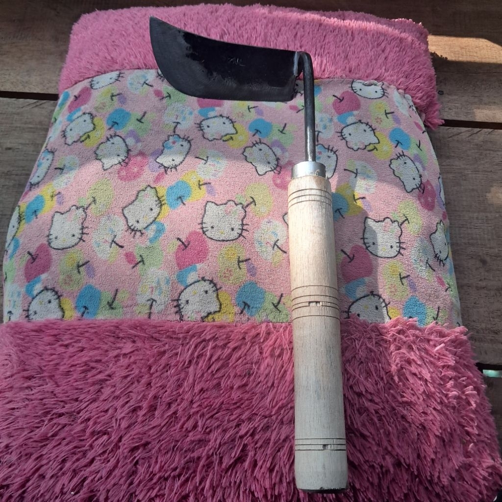 tajak rumput atau tajak bulan