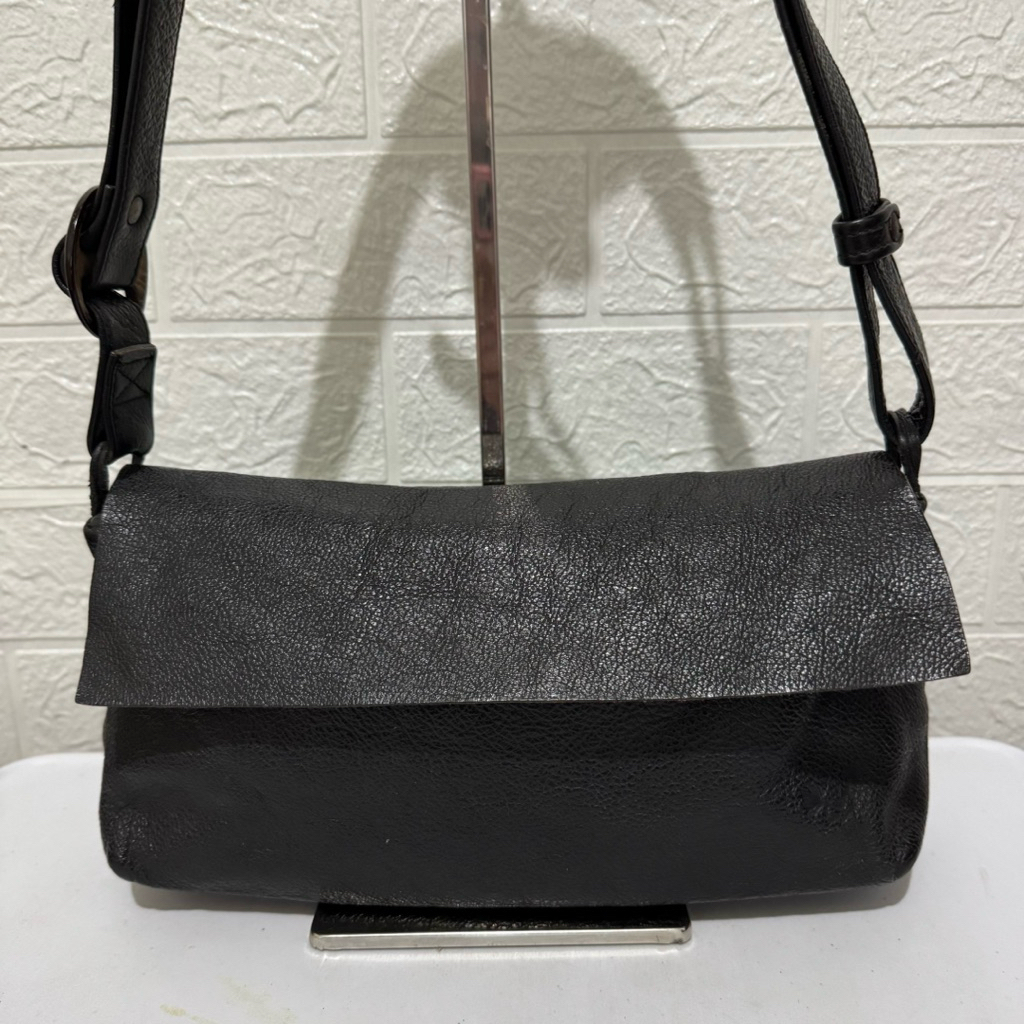 tas sling bag kulit asli. tas selempang kulit asli. tas ketek kulit. hitam