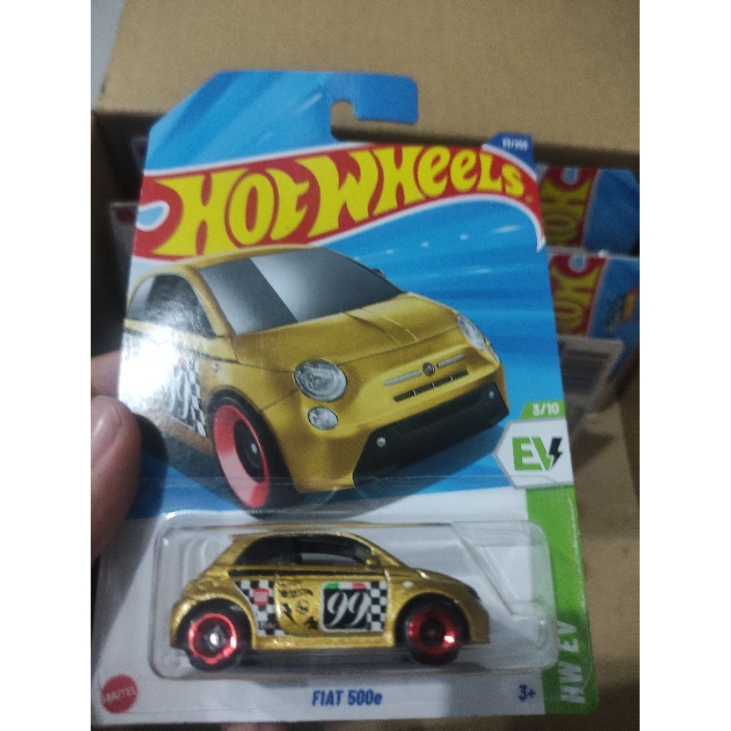 hotwheels fiat 500e gold