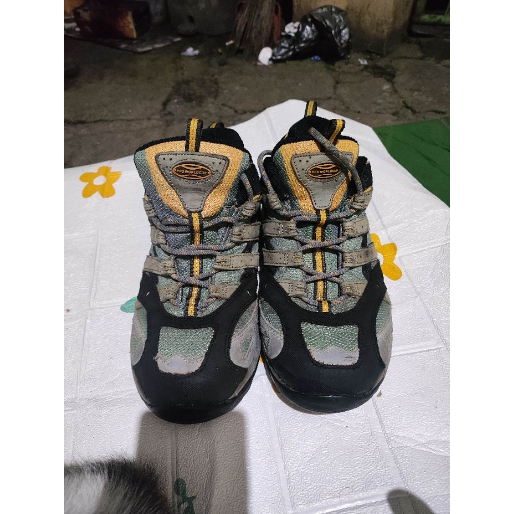 Sepatu outdoor pro worldcup size 40