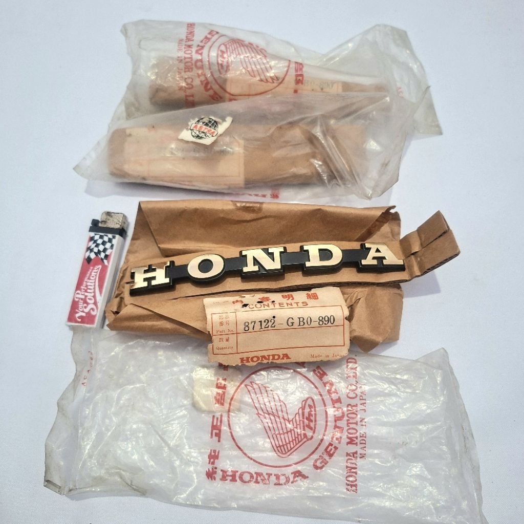 emblem kiri HONDA C700 NOS ORIGINAL 87122-GB0-890